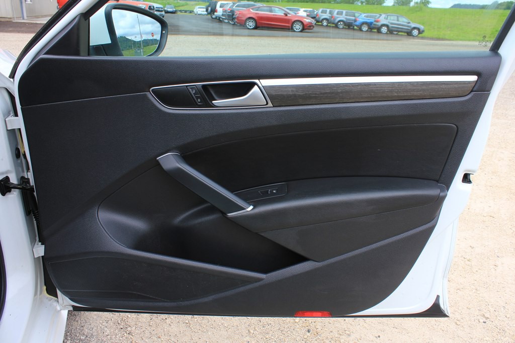 2016 Volkswagen Passat Image 31