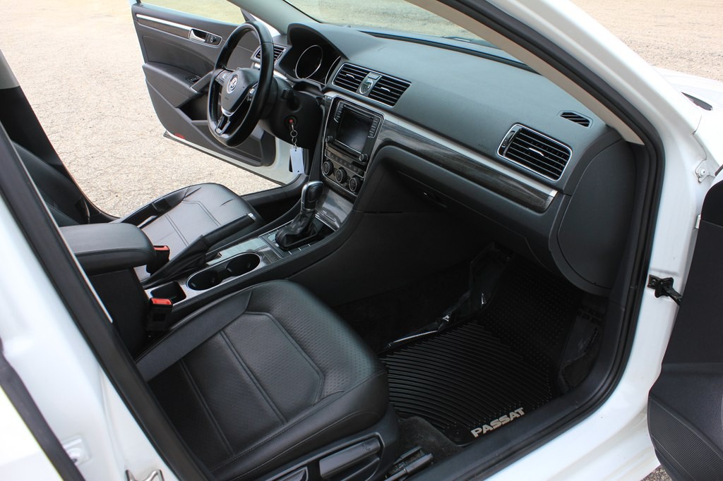 2016 Volkswagen Passat Image 32