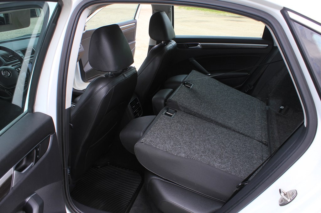2016 Volkswagen Passat Image 34