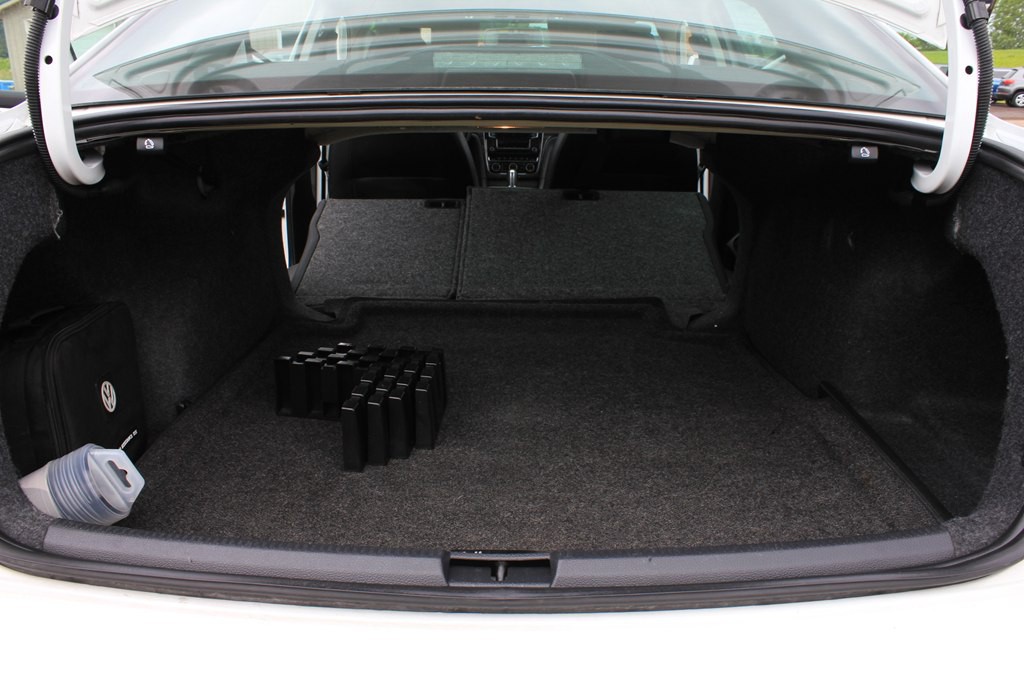 2016 Volkswagen Passat Image 35