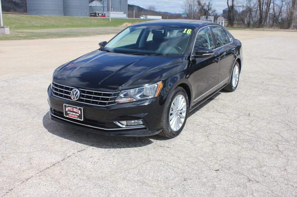 2016 Volkswagen Passat Image 1