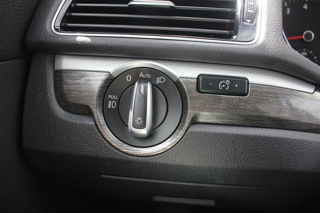 2016 Volkswagen Passat Image 17