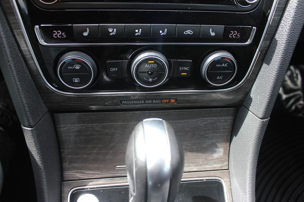 2016 Volkswagen Passat Image 19