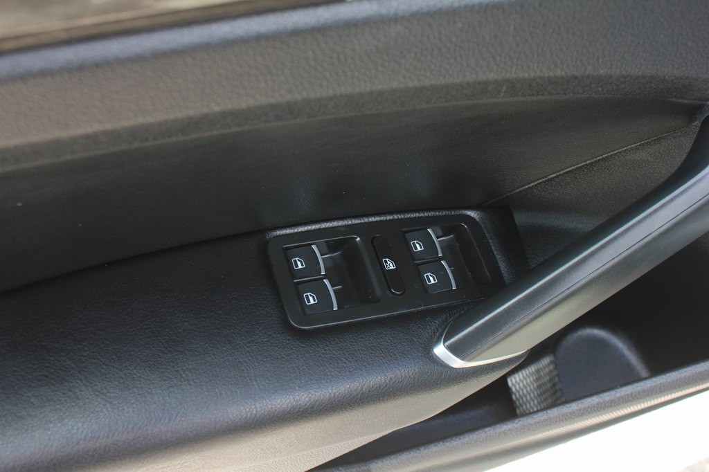 2016 Volkswagen Passat Image 30