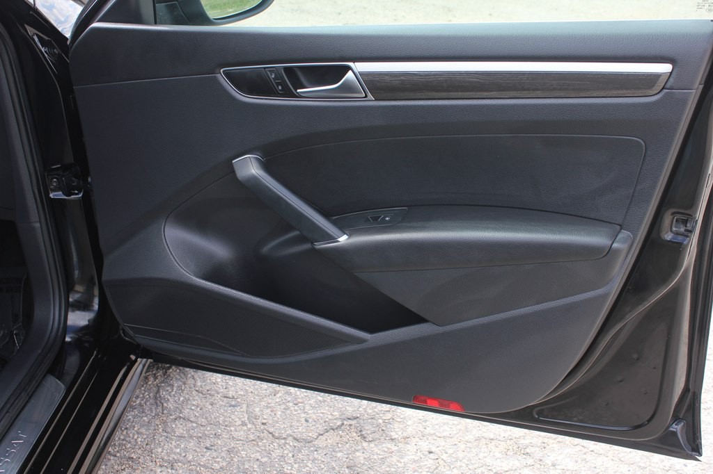 2016 Volkswagen Passat Image 33