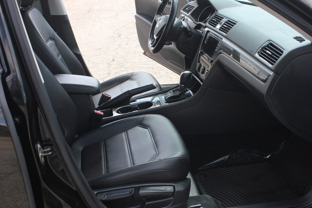 2016 Volkswagen Passat Image 34