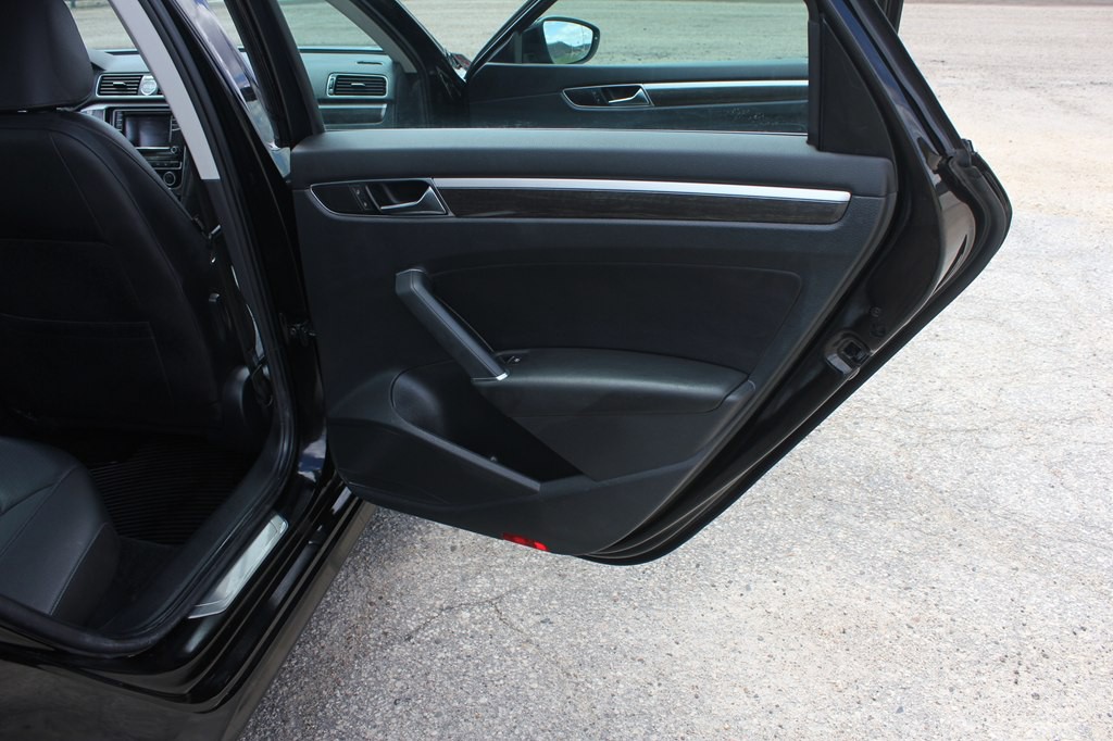 2016 Volkswagen Passat Image 37