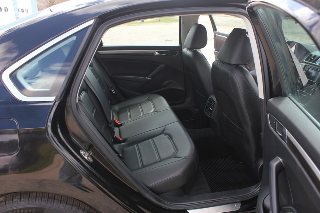 2016 Volkswagen Passat Image 38