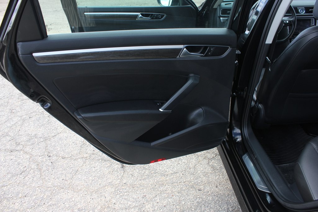 2016 Volkswagen Passat Image 40