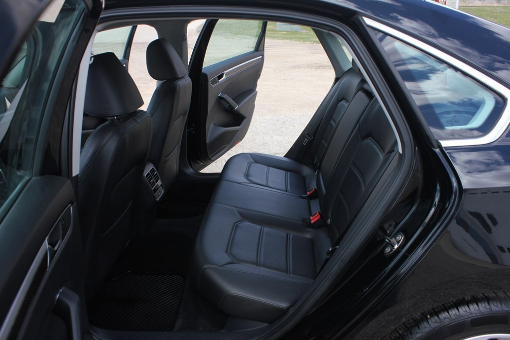 2016 Volkswagen Passat Image 41