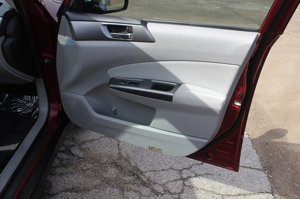 2011 Subaru Forester Image 32