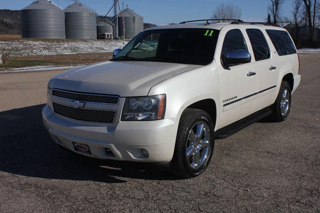 2011 Chevrolet Suburban Image 2