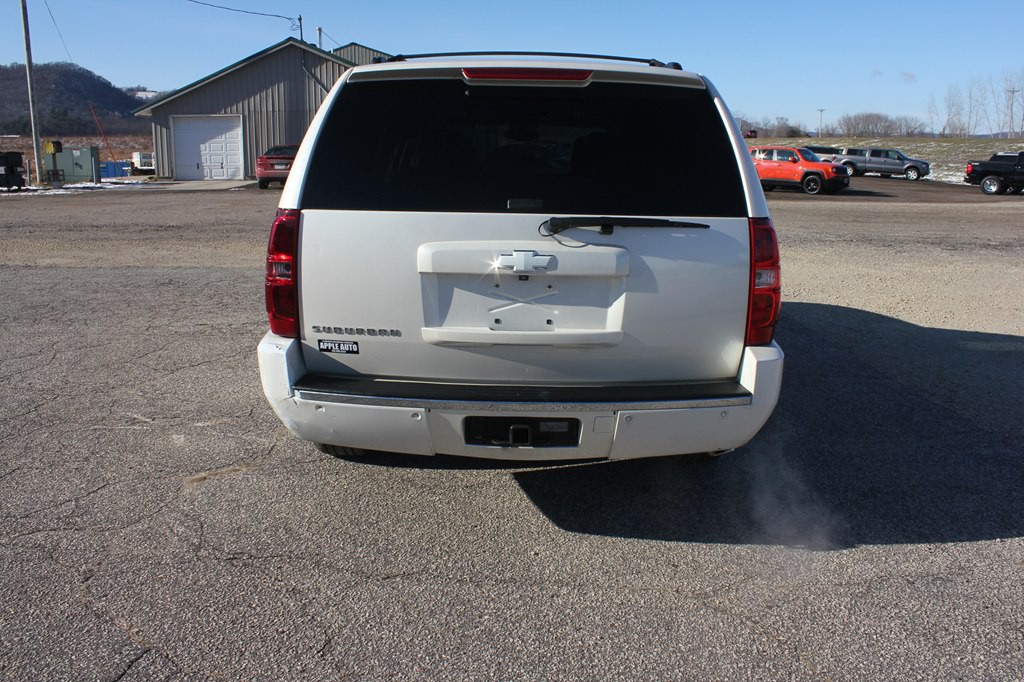 2011 Chevrolet Suburban Image 7