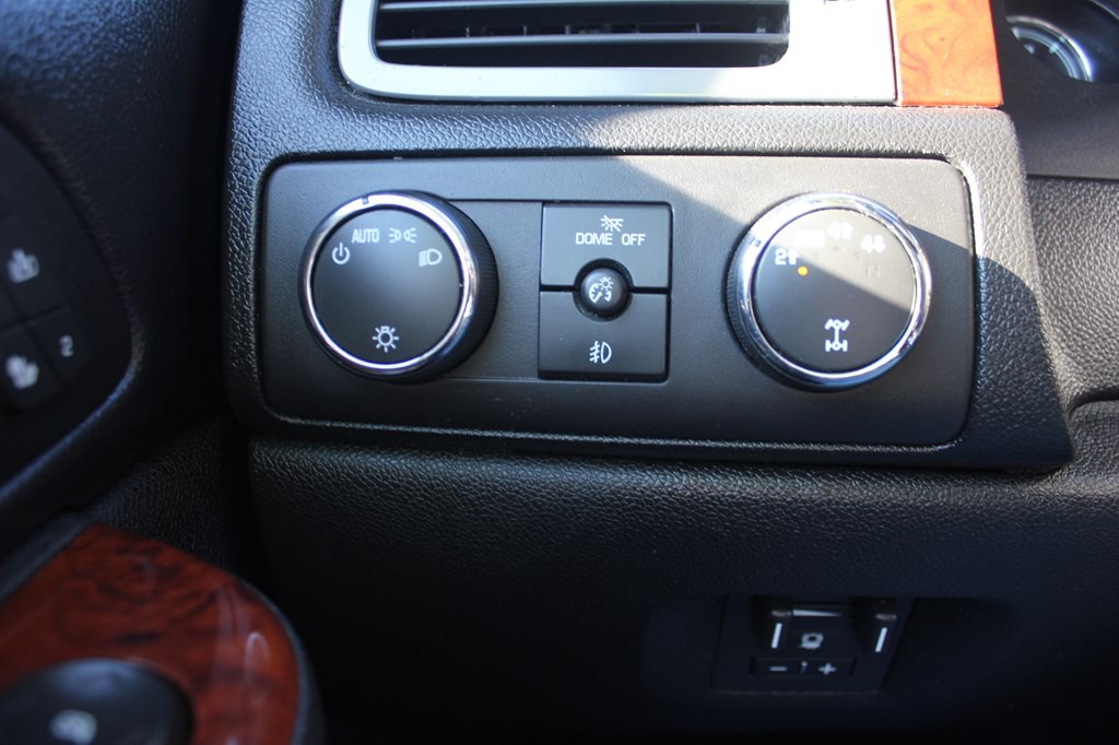 2011 Chevrolet Suburban Image 17