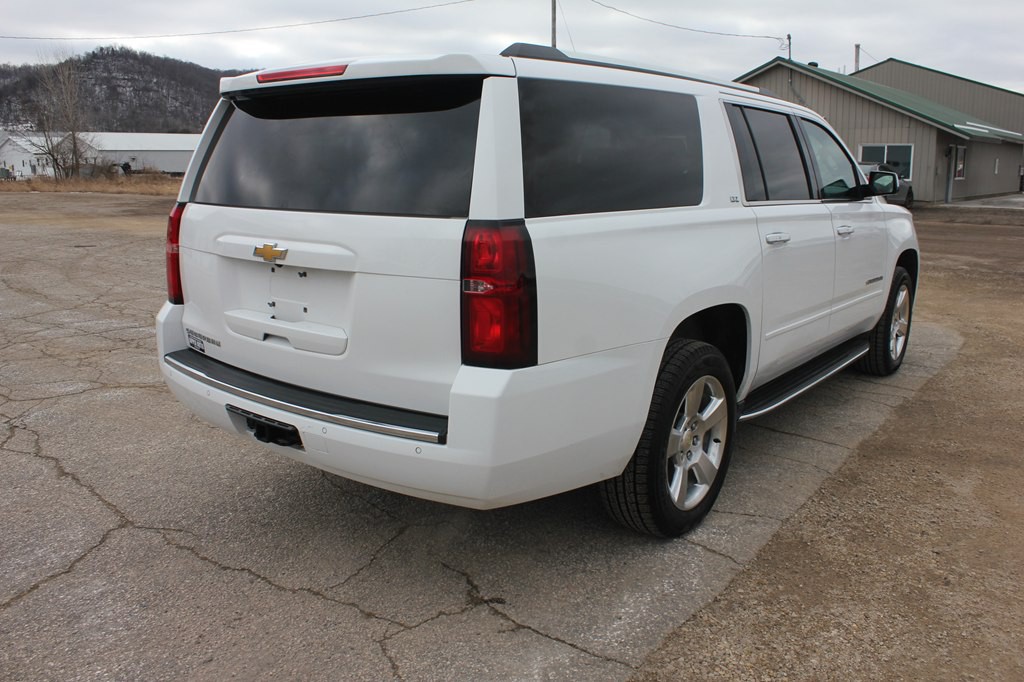 2016 Chevrolet Suburban Image 6