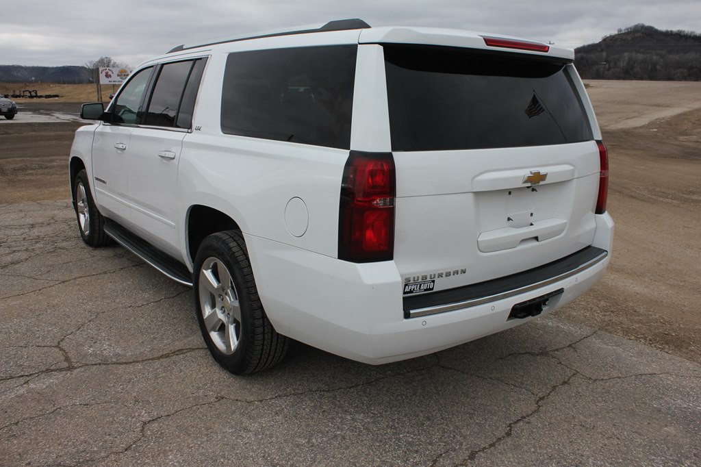 2016 Chevrolet Suburban Image 8