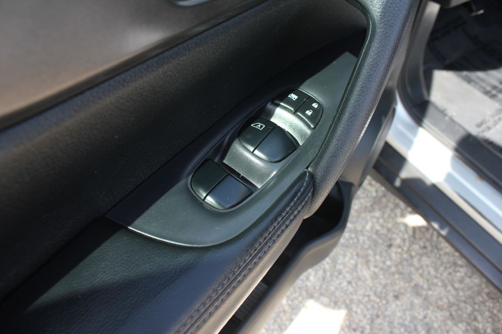 2015 Nissan Rogue Image 30