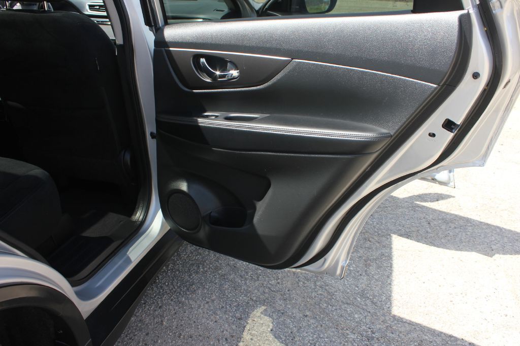 2015 Nissan Rogue Image 37