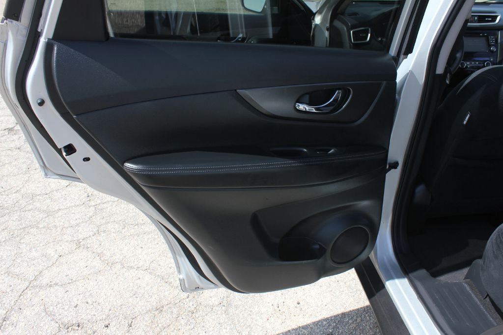 2015 Nissan Rogue Image 39