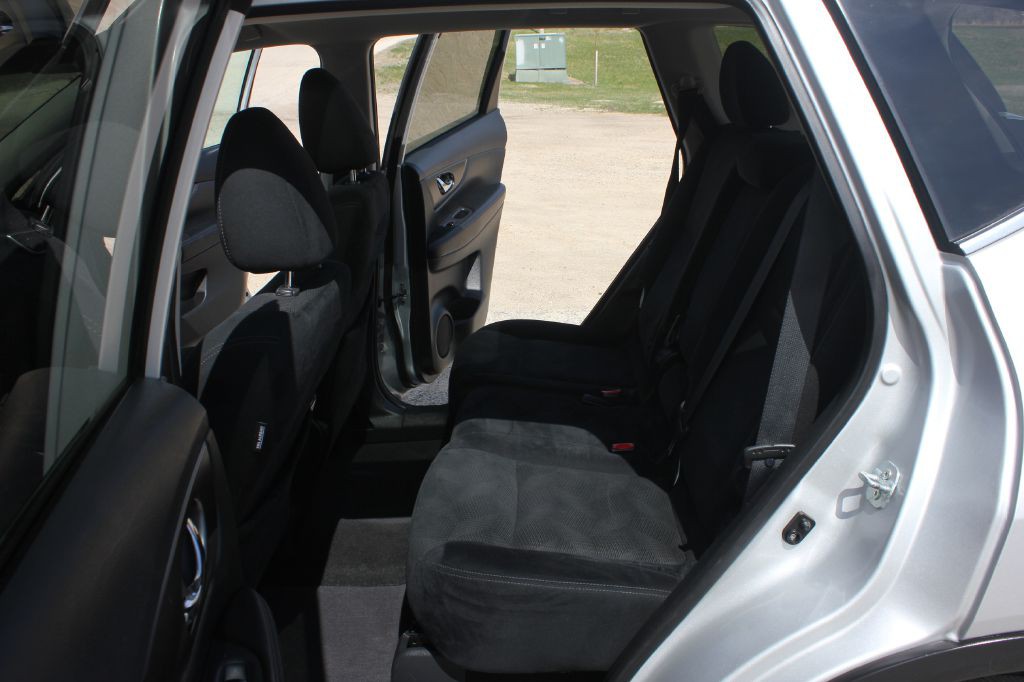 2015 Nissan Rogue Image 40