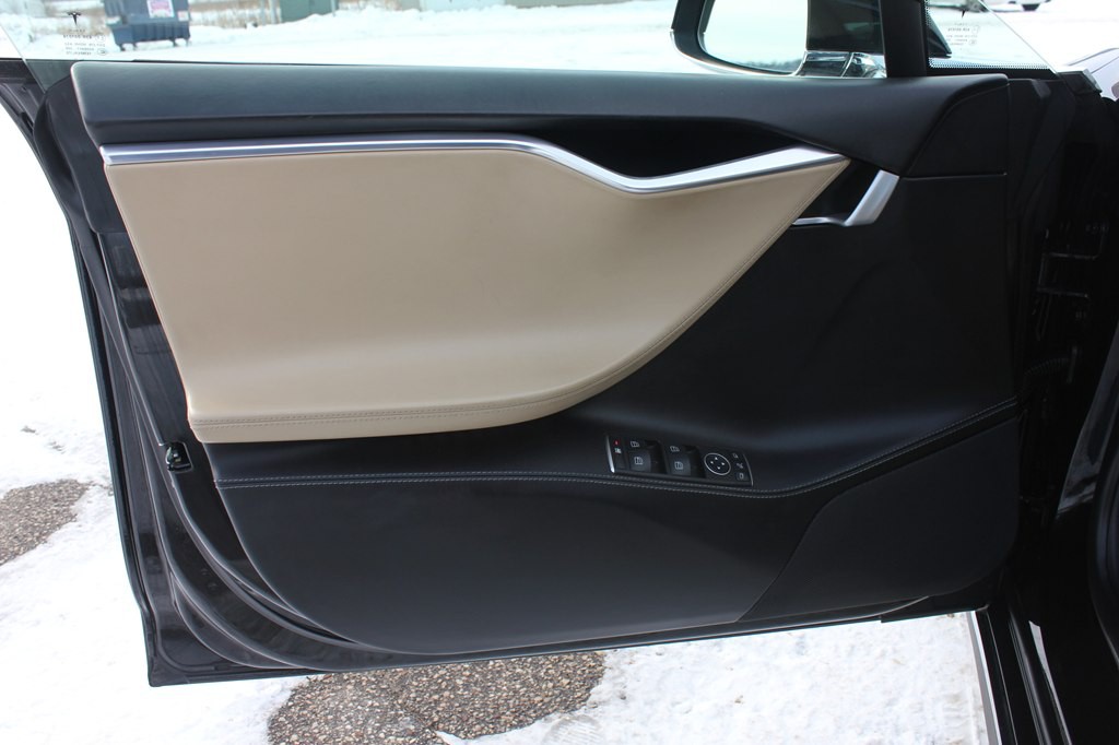 2016 Tesla Model S Image 7