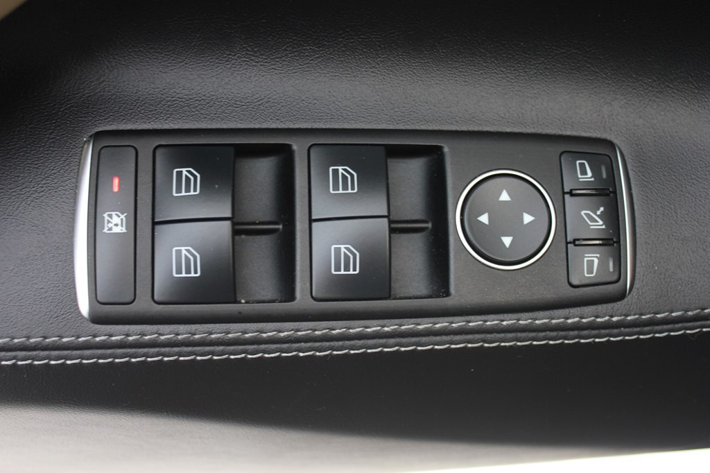 2016 Tesla Model S Image 16