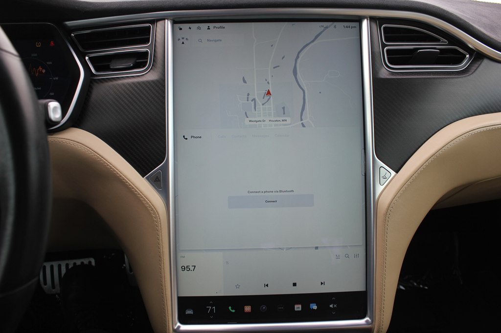 2016 Tesla Model S Image 17