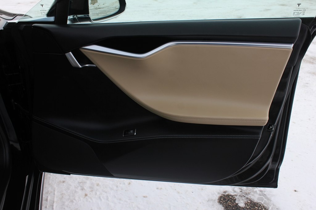 2016 Tesla Model S Image 22
