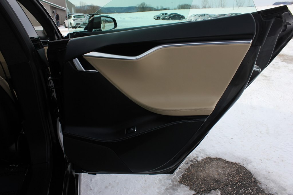 2016 Tesla Model S Image 26
