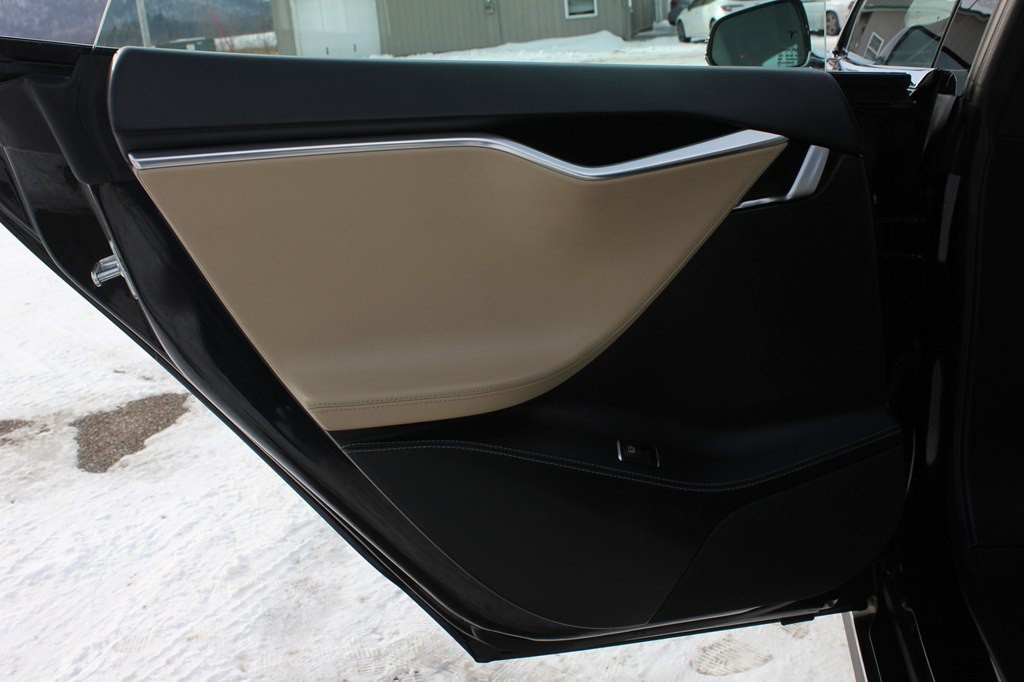 2016 Tesla Model S Image 29