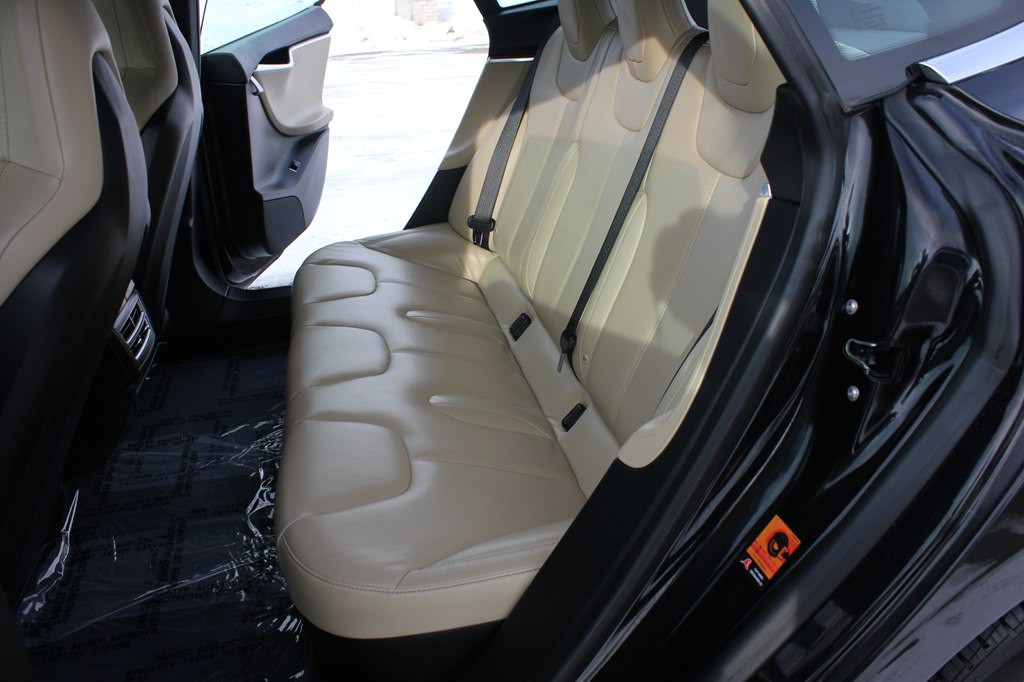 2016 Tesla Model S Image 30
