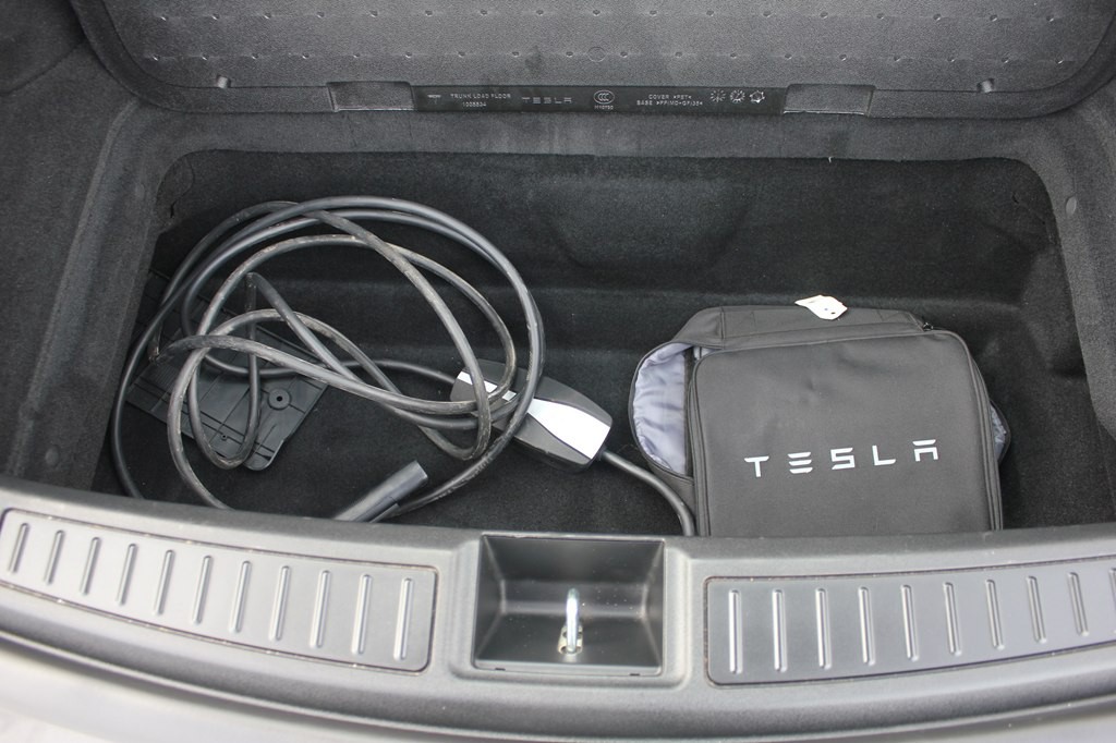 2016 Tesla Model S Image 32