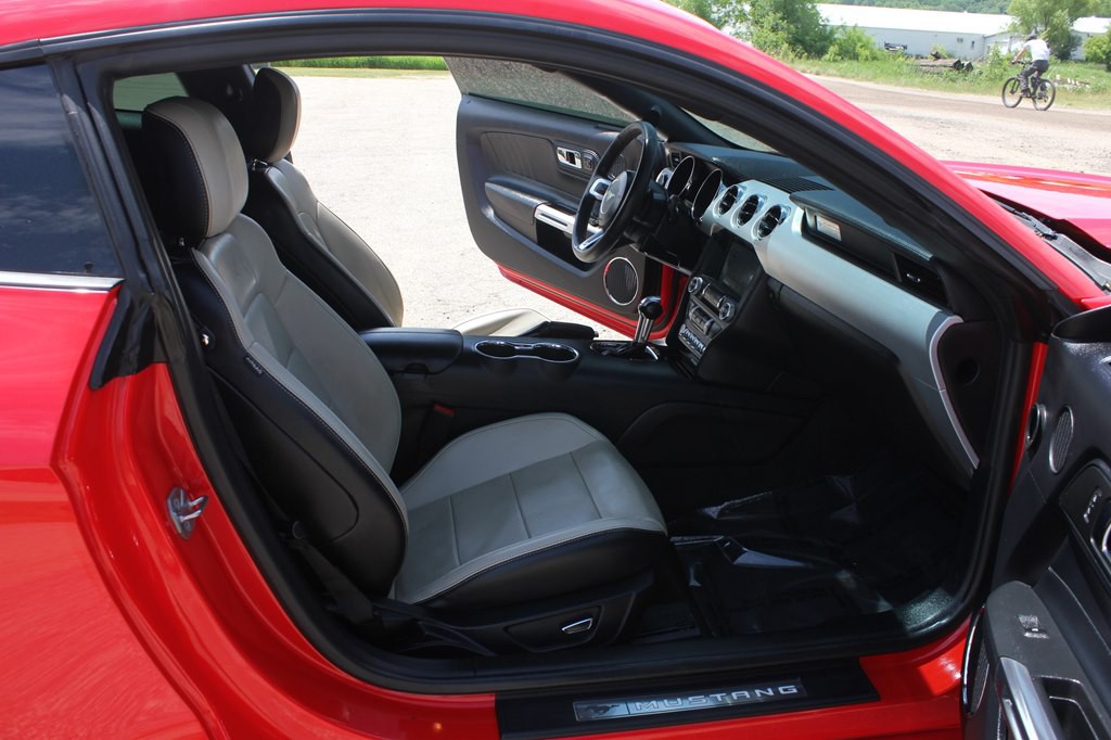 2017 Ford Mustang Image 31