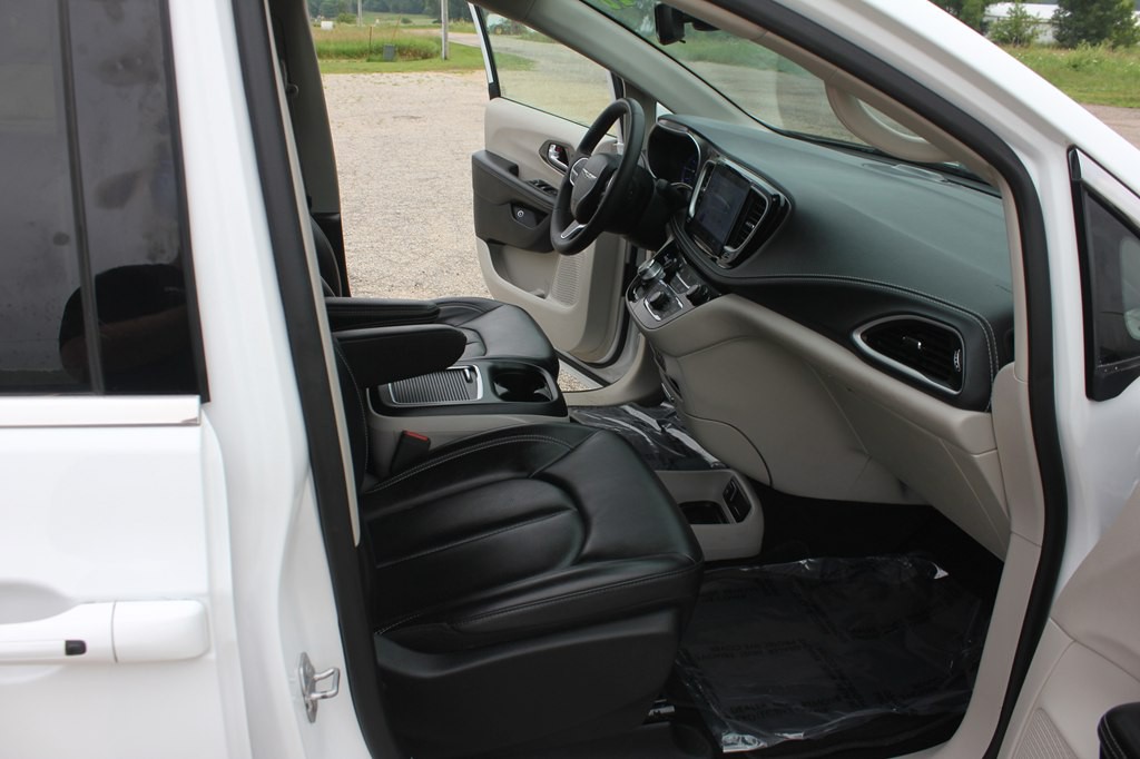 2023 Chrysler Pacifica Image 30