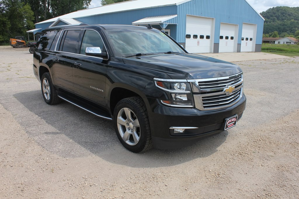 2017 Chevrolet Suburban Image 3