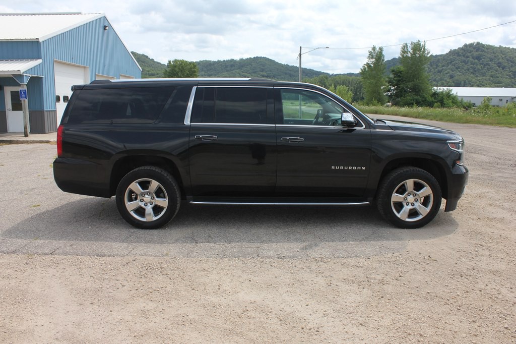 2017 Chevrolet Suburban Image 4