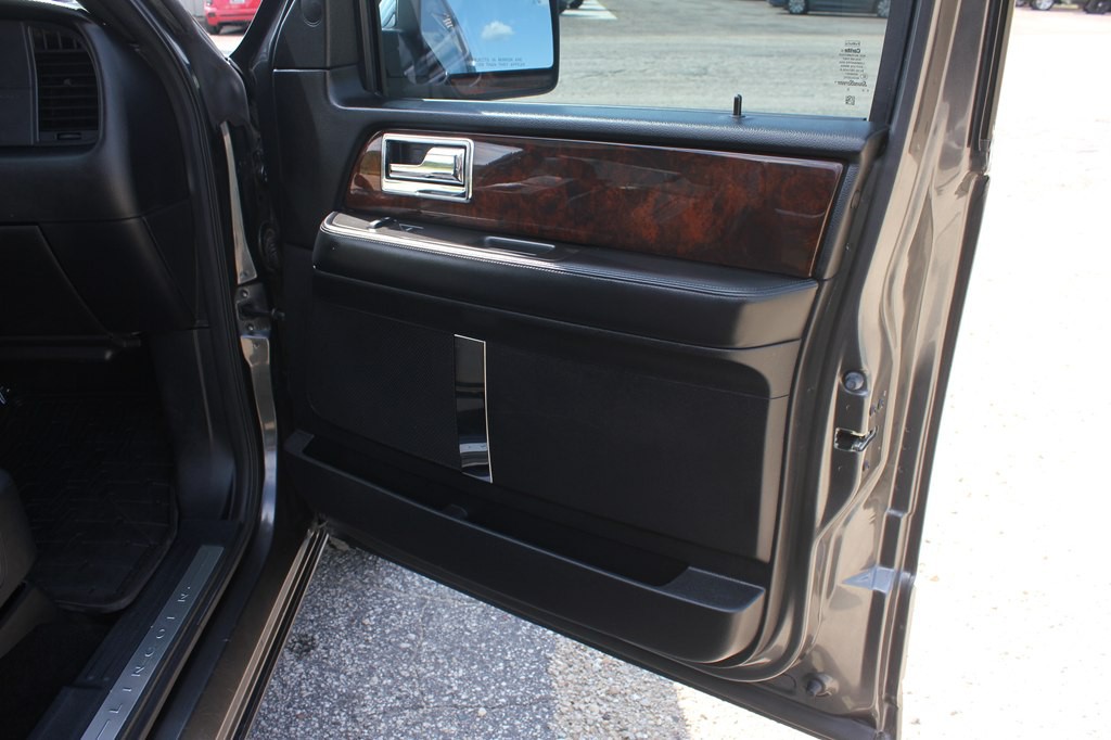 2017 Lincoln Navigator Image 30