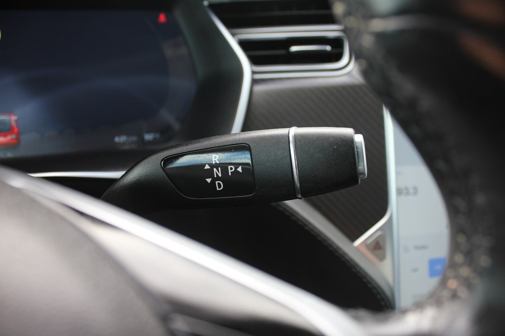 2015 Tesla Model S Image 15