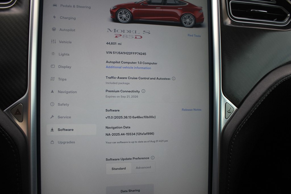 2015 Tesla Model S Image 18