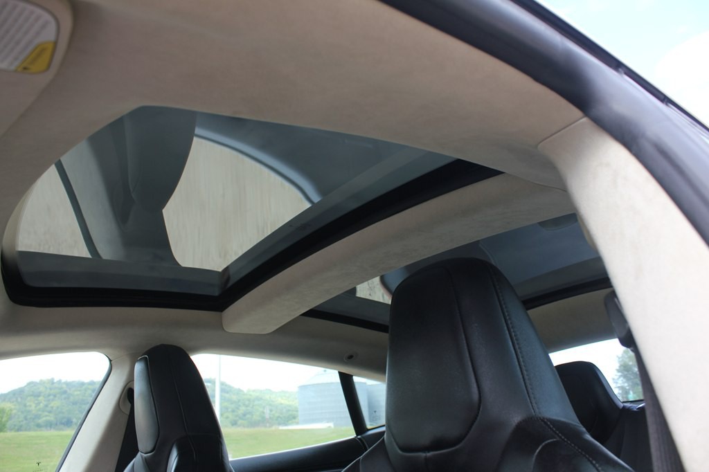 2015 Tesla Model S Image 26