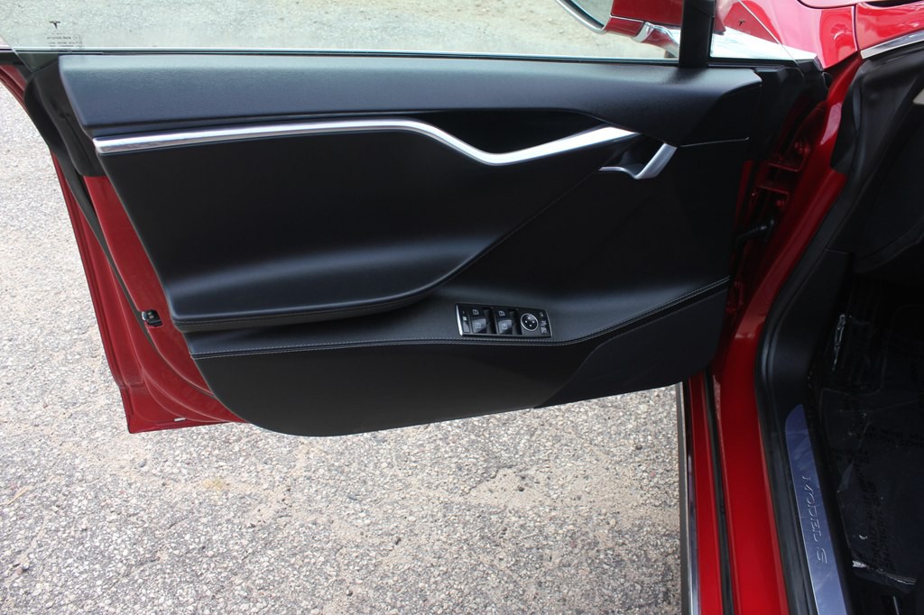 2015 Tesla Model S Image 27
