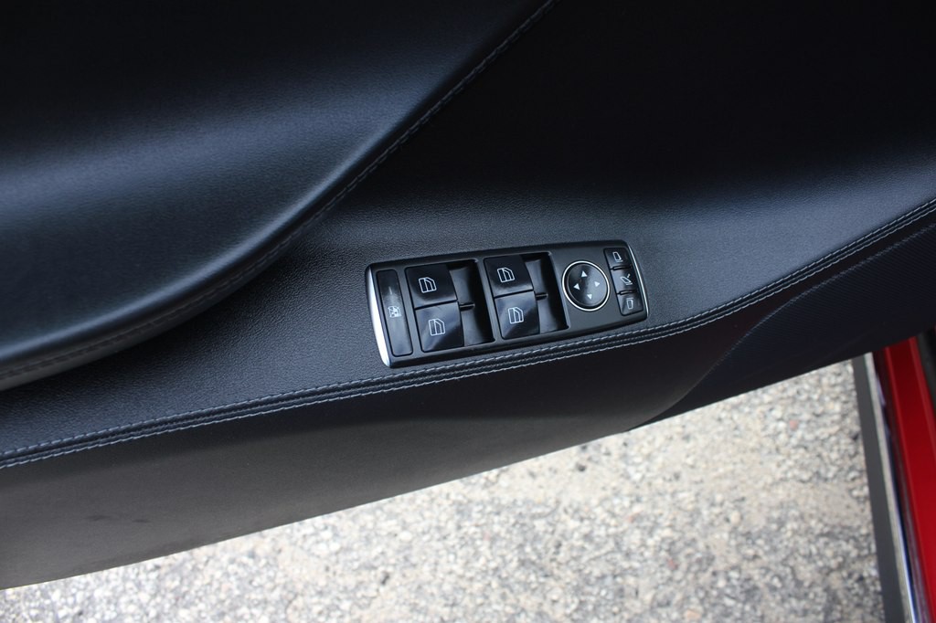 2015 Tesla Model S Image 28