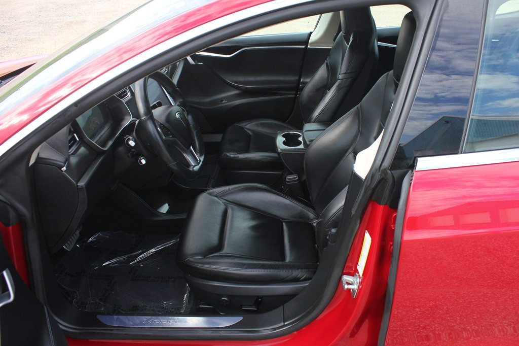 2015 Tesla Model S Image 29