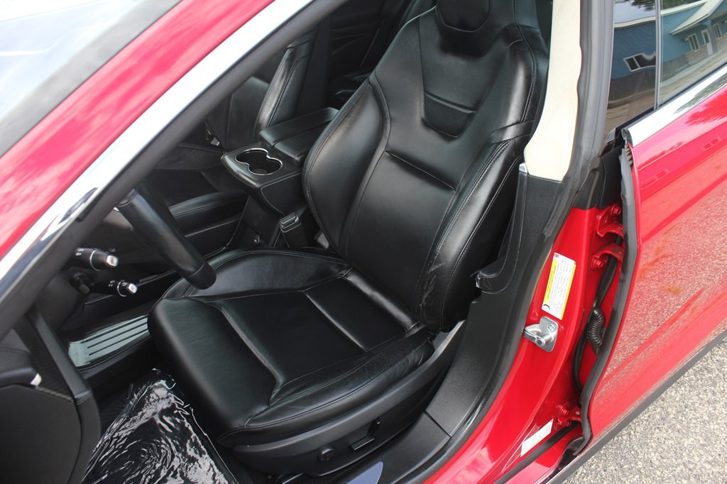 2015 Tesla Model S Image 30
