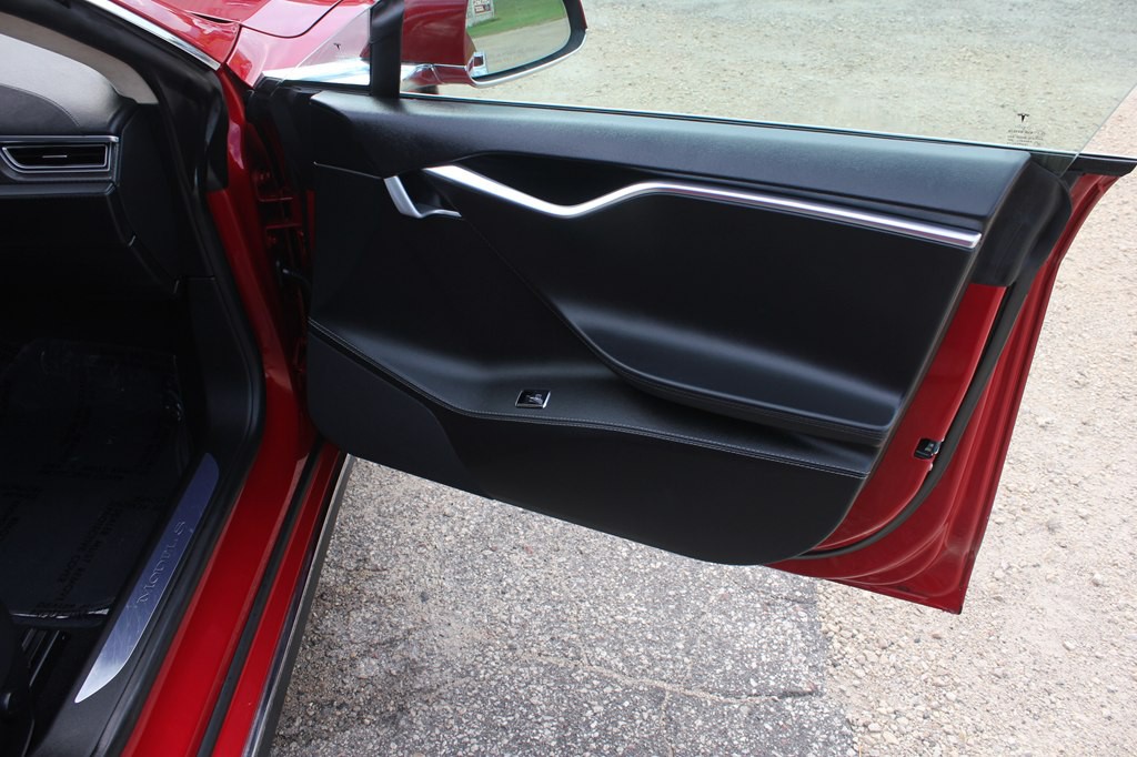 2015 Tesla Model S Image 31