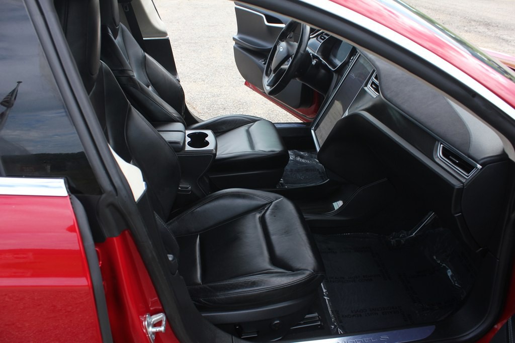 2015 Tesla Model S Image 32
