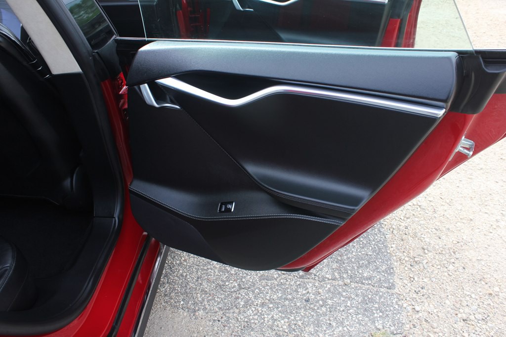 2015 Tesla Model S Image 35