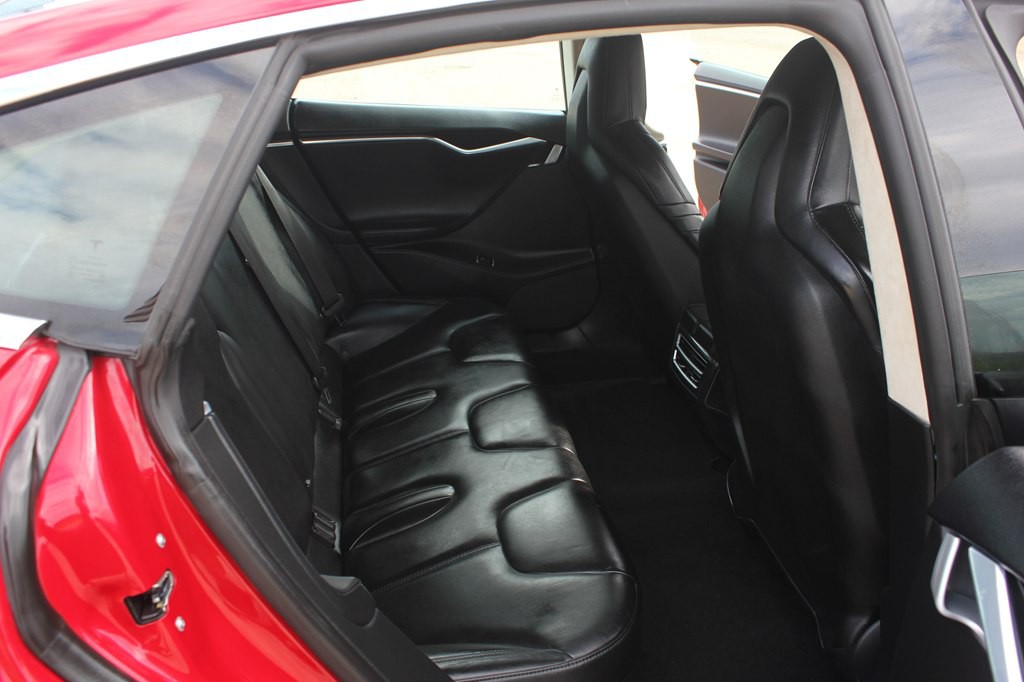 2015 Tesla Model S Image 36