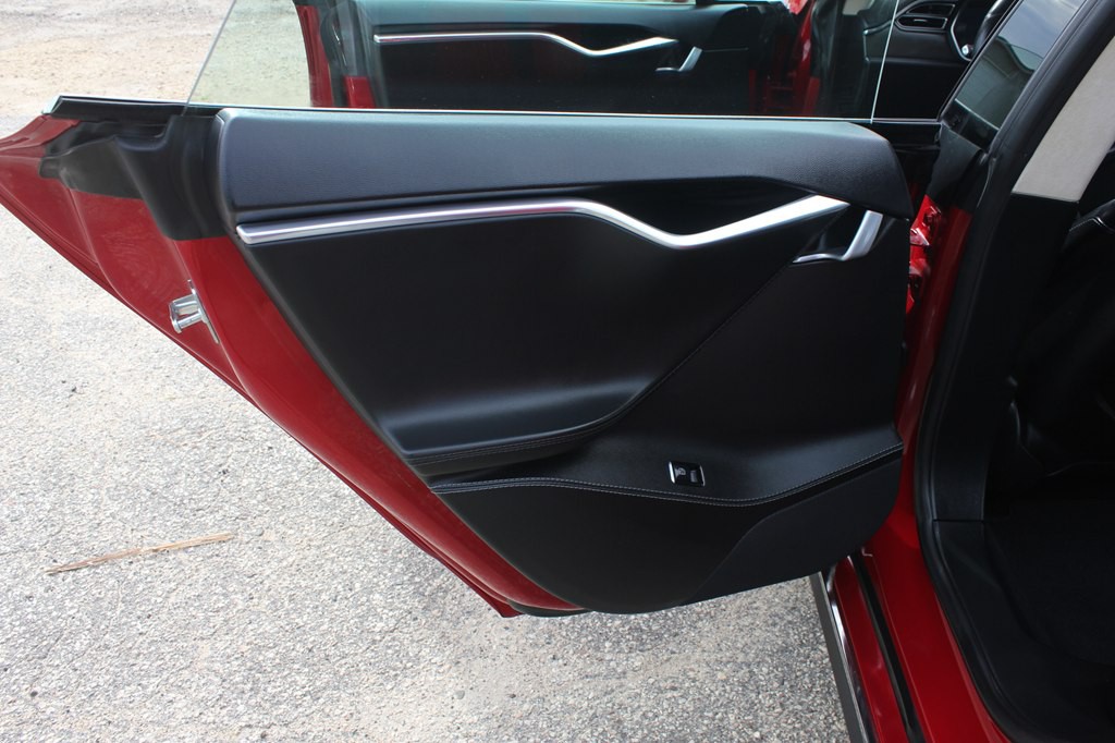 2015 Tesla Model S Image 37