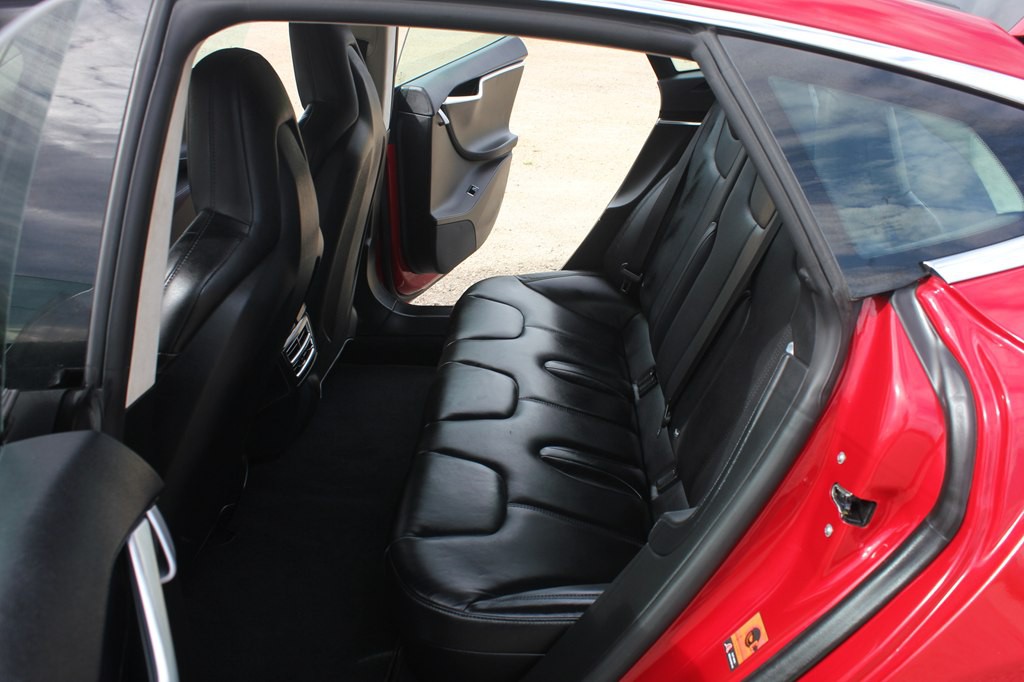 2015 Tesla Model S Image 38